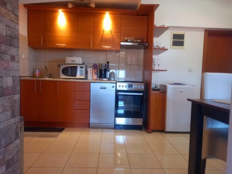 Coffee/tea facilities, Kitchen or kitchenette, dishwasher, oven, stove