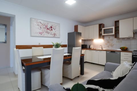 Dining area, kitchen