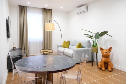 Living room, Seating area, Dining area, air conditioner