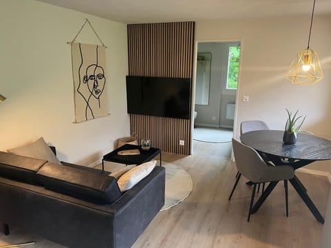 TV and multimedia, Living room, Seating area, Dining area