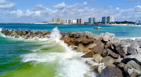 Oceanside home Pvt Beach & Beach Ramp,2 Pools,3 Kings,18 guests - Dolphin Daze House in Miramar Beach