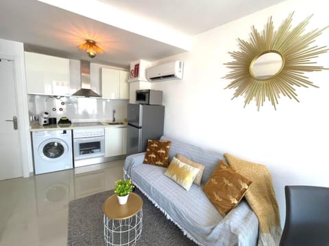 Kitchen or kitchenette, Living room, Seating area, oven, pet friendly, stove, washing machine