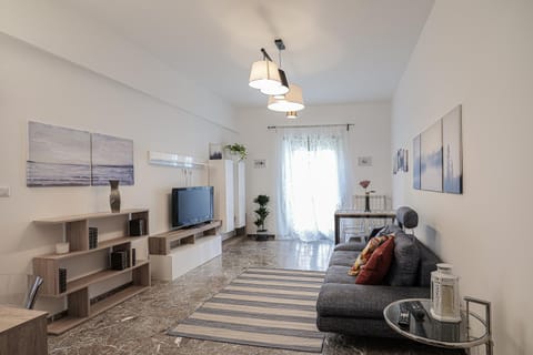 Communal lounge/ TV room, TV and multimedia, Living room, Seating area, Evening entertainment