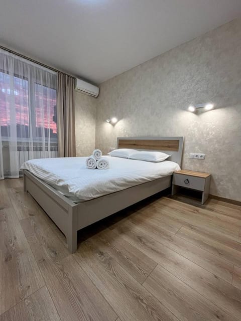 Bed, Bedroom, towels