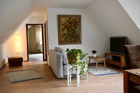 Communal lounge/ TV room, TV and multimedia, Living room, Seating area