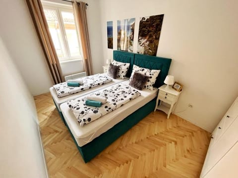 Bed, Bedroom, towels