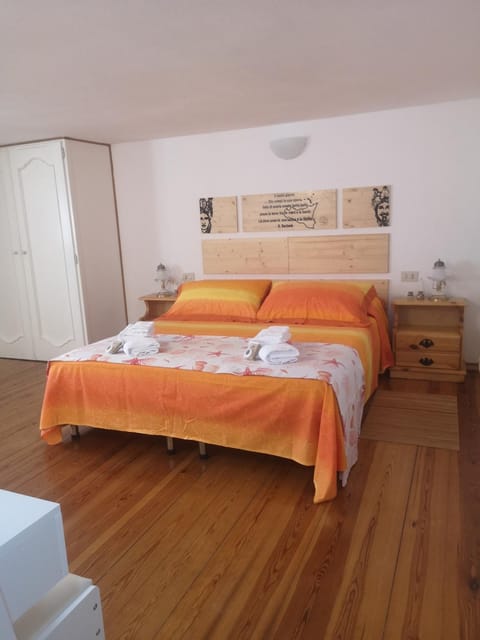 Bed, Bedroom, towels, wardrobe