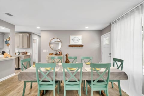 Magnolia - Family-Friendly Comforts, TVs, Grill & Just Steps to the Beach! House in Fort Walton Beach