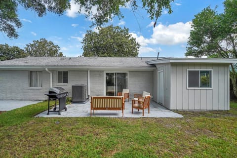 Magnolia - Family-Friendly Comforts, TVs, Grill & Just Steps to the Beach! House in Fort Walton Beach