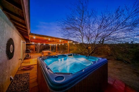 Cozy desert retreat with amazing views only 4 miles to JTNP House in Joshua Tree