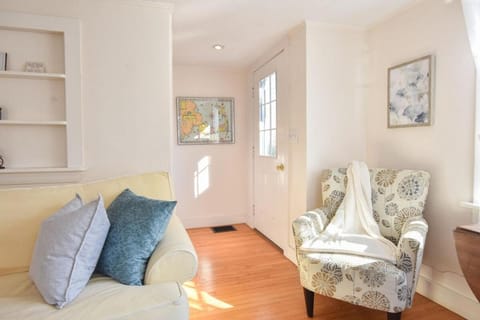 15556 - Walk to Skaket Beach or Bike to Rail Trail w Outdoor Shower SUP Board Ping Pong Table House in Orleans