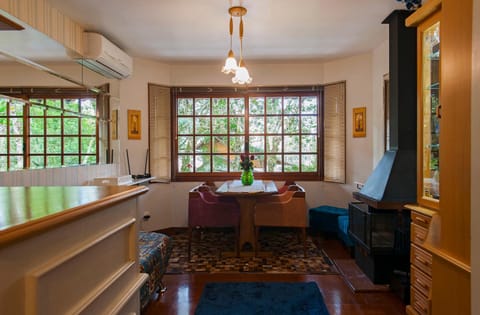Living room, Seating area, Dining area, Dinner, flat iron