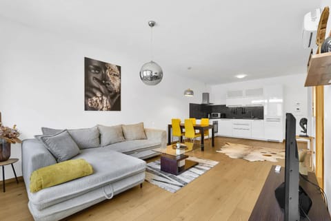 TV and multimedia, Kitchen or kitchenette, Living room, Seating area, Dining area