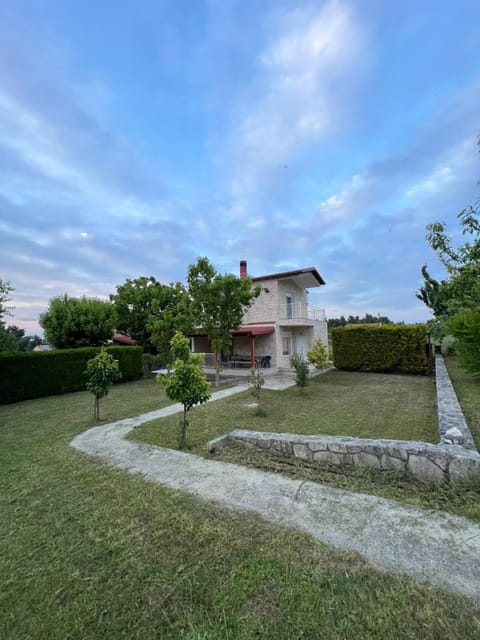Property building, Natural landscape, Garden, Garden view