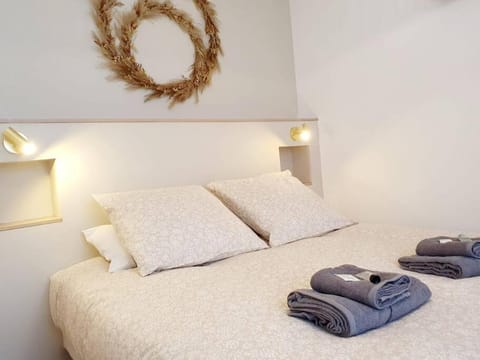Bed, Bedroom, towels