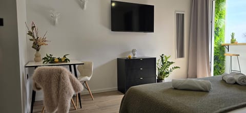 Bed, TV and multimedia, Other, Bedroom