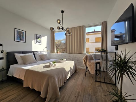 Bed, TV and multimedia, Seating area, Bedroom