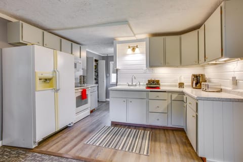 Charming Lake Ann Apartment - Walkable Location! Apartment in Lake Ann