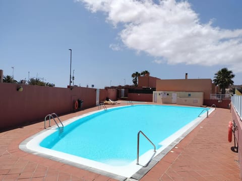 Day, Swimming pool, sunbed