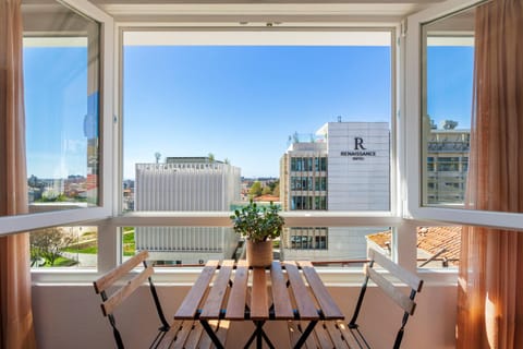 Day, View (from property/room), Balcony/Terrace, Seating area, Dining area, City view