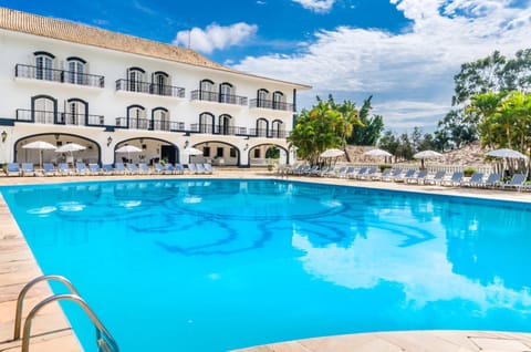 Property building, Day, Pool view, Swimming pool, sunbed