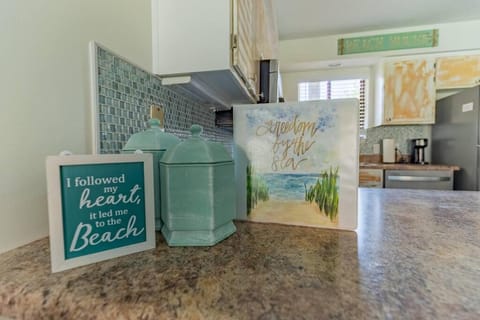Kitchen or kitchenette, minibar