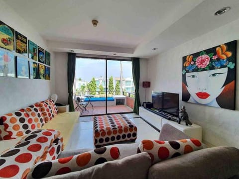 Communal lounge/ TV room, Bed, TV and multimedia, Living room, Photo of the whole room, Seating area, Evening entertainment, Bedroom