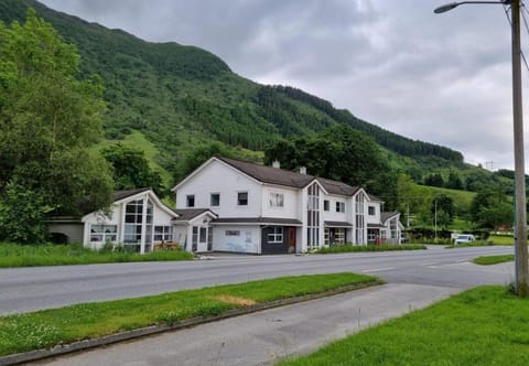 Property building, Facade/entrance, Neighbourhood, Natural landscape, Street view, Parking