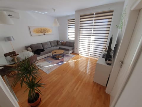 Sunny home in Mostar with a garage! Apartment in Mostar