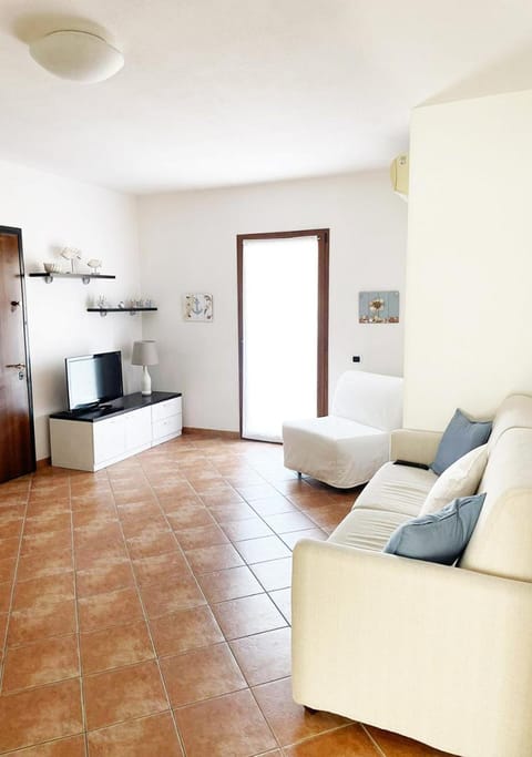 Kitchen or kitchenette, Living room, oven