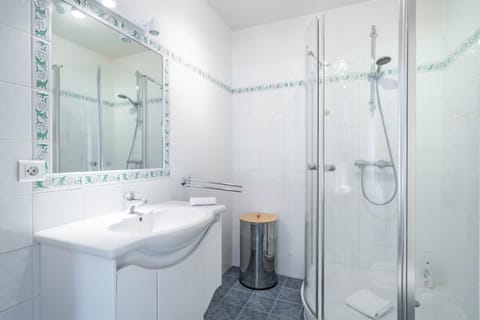 Shower, Bathroom, towels