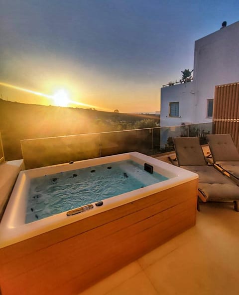 Hot Tub, sunbed