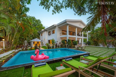 Property building, Day, Garden, Garden view, Pool view, Swimming pool, sunbed