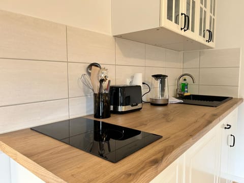 Coffee/tea facilities, Kitchen or kitchenette, stove