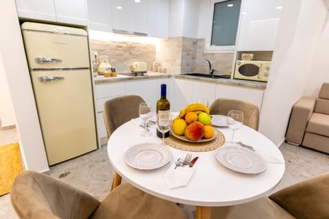 Kitchen or kitchenette, Living room, Seating area, Dining area, Alcoholic drinks, minibar, pet friendly, stove