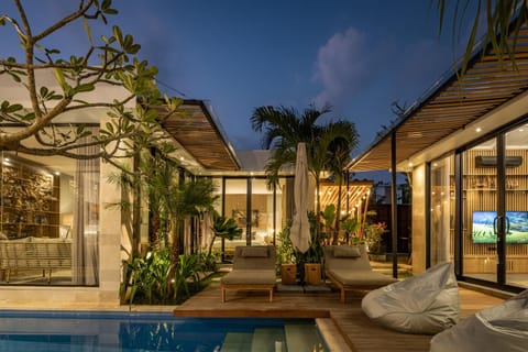 Property building, Night, Garden, Garden view, Pool view, Swimming pool, sunbed