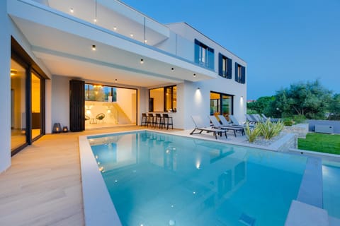 Property building, Patio, Swimming pool