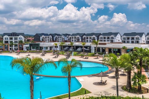 Property building, Garden view, Pool view, Swimming pool, sunbed