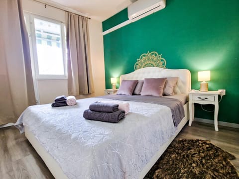 Bed, Bedroom, towels, air conditioner