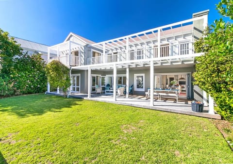 Property building, Patio, Spring, Day, Natural landscape, Garden, Garden view