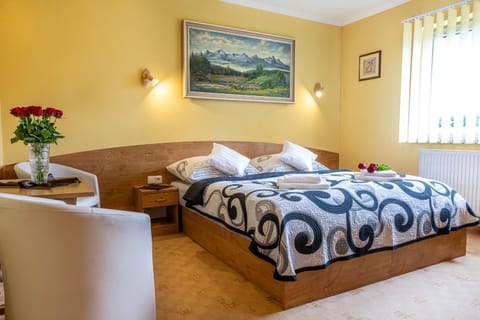 Seating area, Bedroom, towels