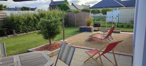 Maison récente avec jardin. House in Brittany