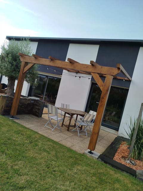 Maison récente avec jardin. House in Brittany