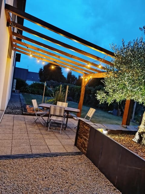 Maison récente avec jardin. House in Brittany