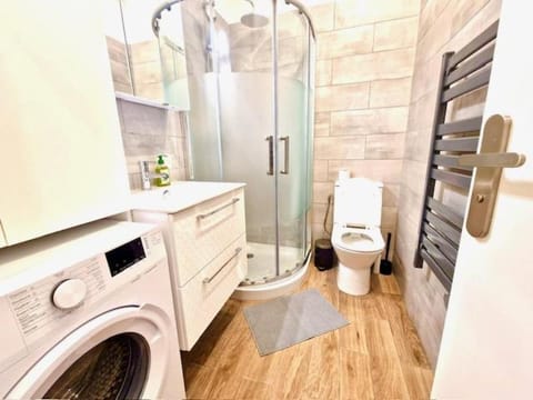 Shower, Toilet, Bathroom, towels, washing machine