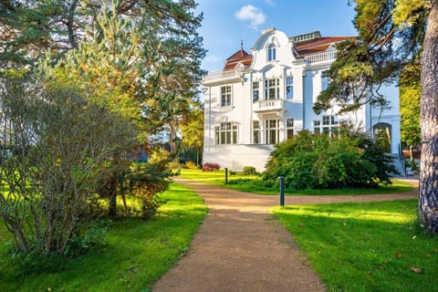 Property building, Day, Natural landscape, Garden, Garden, Garden view