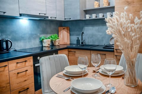 Kitchen or kitchenette, Dining area, pet friendly, stove
