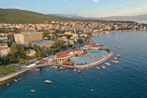 Property building, Neighbourhood, Beach, Area and facilities