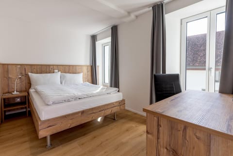 Bed, Photo of the whole room, Seating area, Bedroom