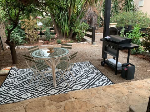 Appartement 1pièce avec jardin dans Mas de Caractère Apartment in Nice